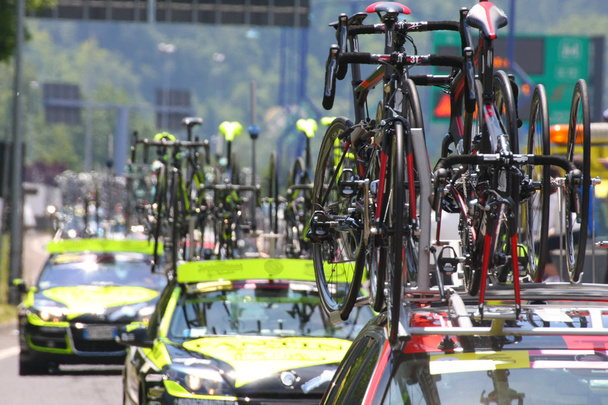 máquinas poderosas com carros-chefe bicicletas Commons seguir ciclista
 - Foto, Imagem