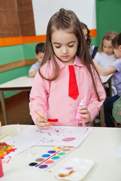 dívka s akvarelem a malbu štětcem na stůl - Fotografie, Obrázek