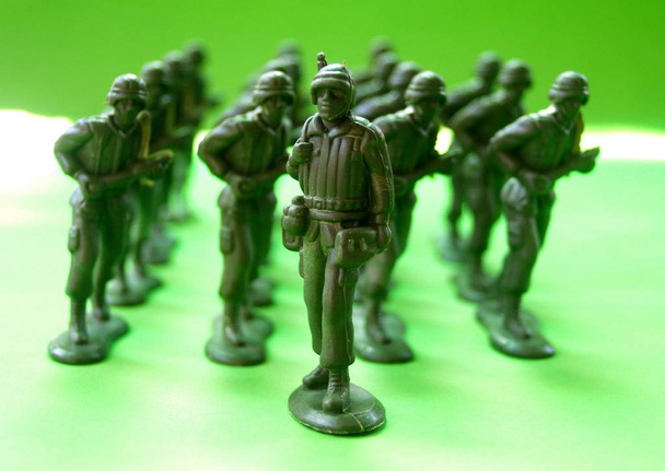 toy soldiers attack the enemy - 写真・画像
