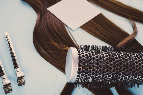 concepto de peluquería: pelo falso y horquillas
 - Foto, imagen