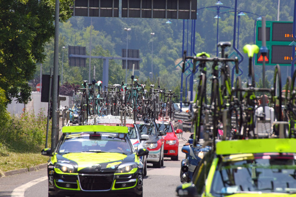 máquinas poderosas com carros-chefe bicicletas Commons seguir ciclista
 - Foto, Imagem
