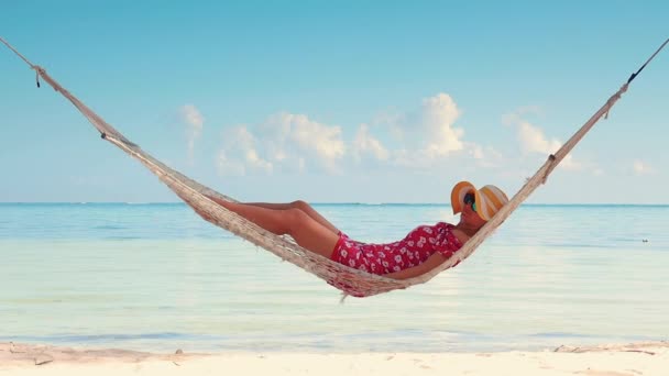 Chica relajándose en una hamaca en la playa de la isla tropical. Vacaciones exóticas de verano
. - Metraje, vídeo