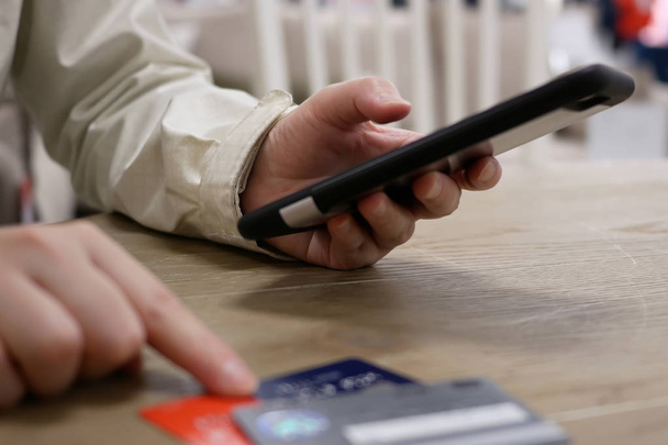 Motion of woman kirjoittamalla luottokortin numero ostaa lahja älypuhelimella
 - Valokuva, kuva