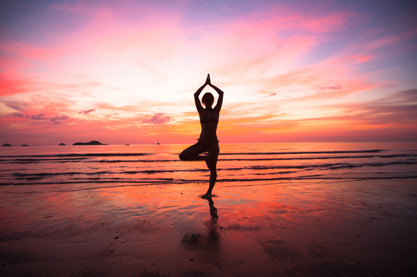 Жінка йога на пляжі - Фото, зображення