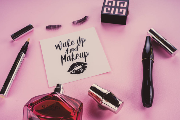 Různé výrobky make-up na růžovém pozadí - Fotografie, Obrázek