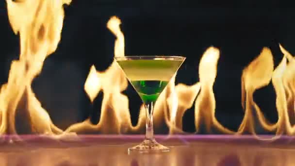 Cocktail in Flammen an einer Bar - Filmmaterial, Video