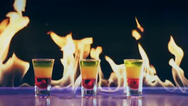 Cocktails in Flammen an einer Bar - Filmmaterial, Video