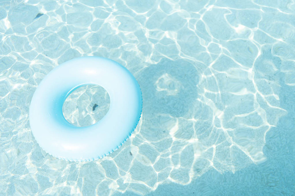 Гумове кільце в басейні
 - Фото, зображення