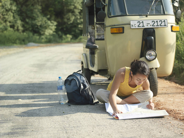 Woman Reading Map On Road By Autorickshaw - Foto, afbeelding