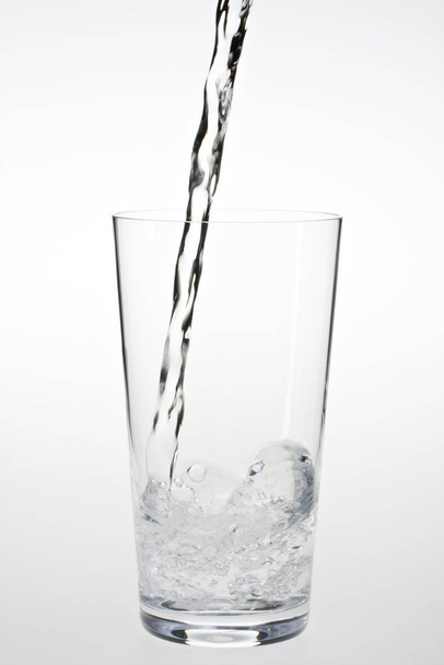 water splashing in a drinking glass - Фото, зображення
