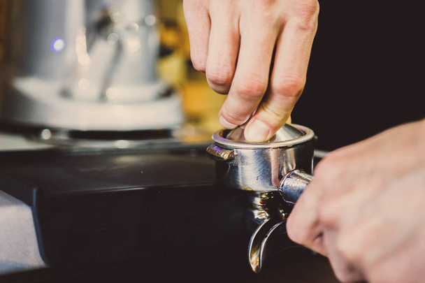 Barmann bereitet Kaffee in Kaffeemaschine zu - Foto, Bild