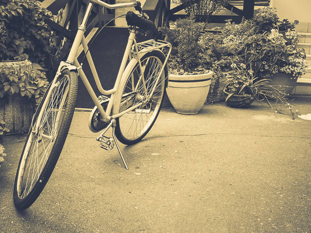 fényes türkiz kerékpár az utcán - Fotó, kép