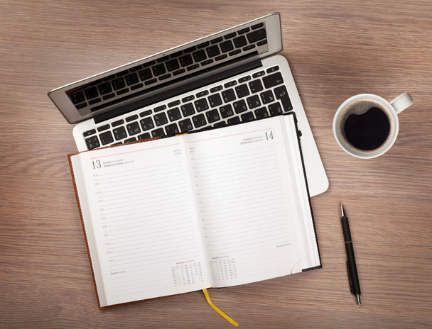 Notatnik, laptop i kawy kubek na stół z drewna - Zdjęcie, obraz