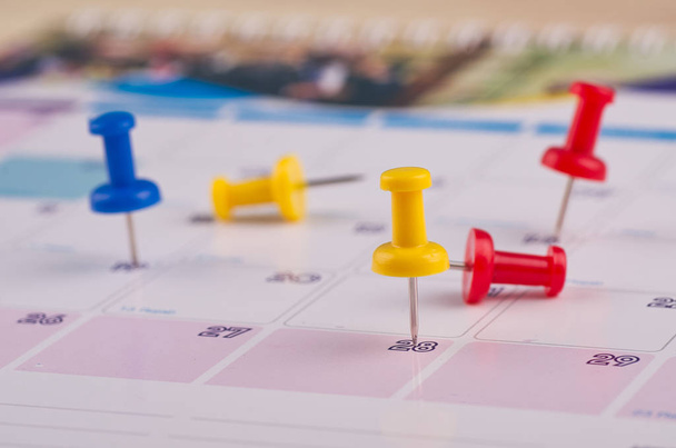 uzavření barevného špendlíku v kalendáři pro obchodní událost nebo koncept plánování - Fotografie, Obrázek