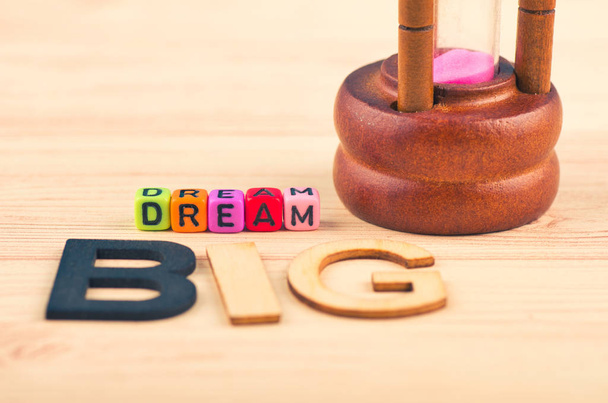 negocios citas motivacionales e inspiradoras, cubos de colores con palabras SUEÑO GRANDE en escritorio de madera
 - Foto, imagen