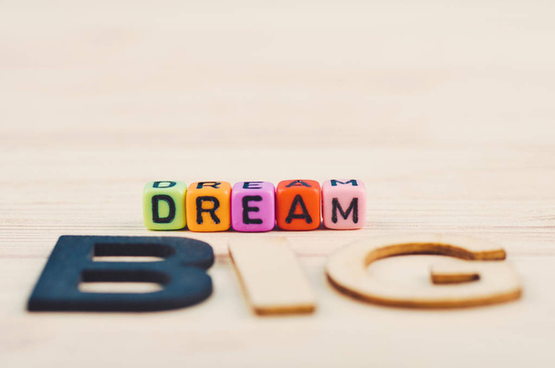 бизнес мотивационные и вдохновляющие цитаты, красочные кубики со словами DREAM BIG на деревянном столе
 - Фото, изображение