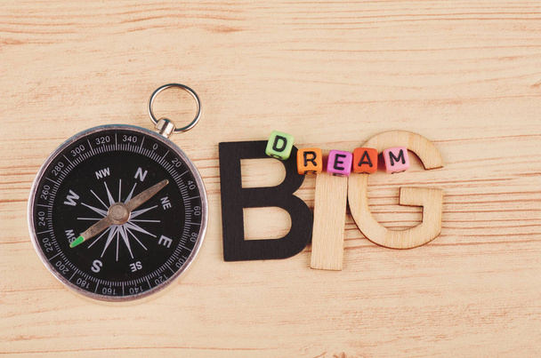 liiketoiminnan motivoiva ja inspiroiva lainauksia, värikkäitä kuutioita sanoilla DREAM BIG puinen työpöytä
 - Valokuva, kuva