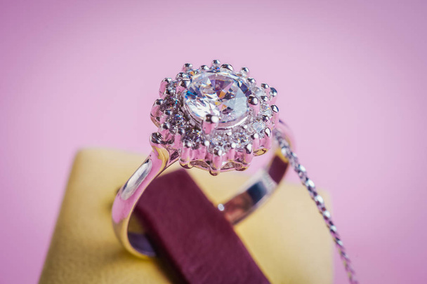 Hermoso anillo con piedras
 - Foto, Imagen