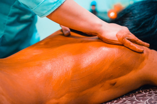 Schokoladenmassage im Wellness-Salon - Foto, Bild