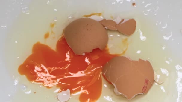 Raw egg dropped and splashed cracked close up explosion - Footage, Video