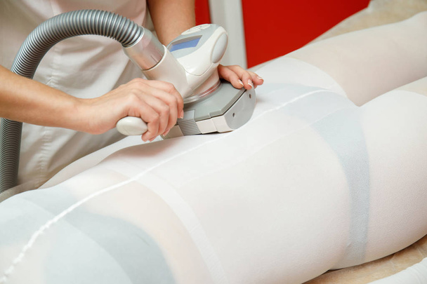 Woman having anti cellulite lpg massage with spa apparatus - Foto, immagini