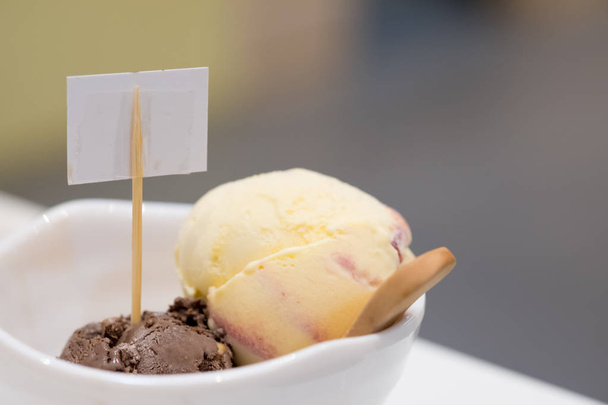 Vanilla and chocolate ice cream balls - Фото, зображення