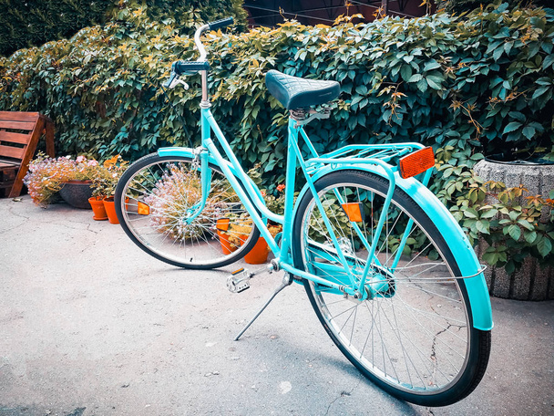jasnoturkusowy rower na ulicy - Zdjęcie, obraz