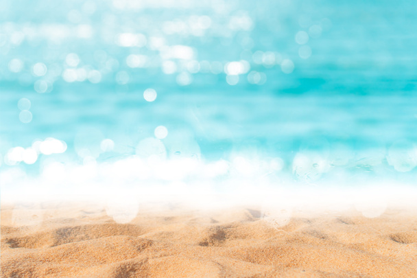 Czysta plaża tropikalne natura i biały piasek w lato słońce jasno niebieskim tle niebo i bokeh. - Zdjęcie, obraz