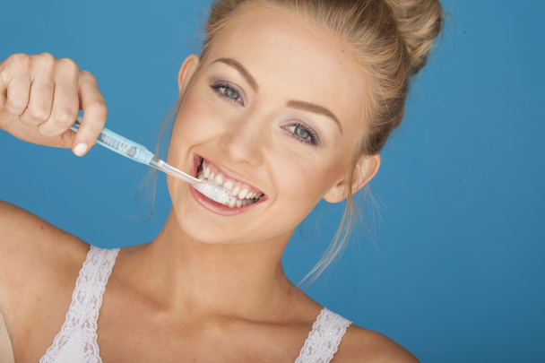 Woman brushing teeth - Zdjęcie, obraz