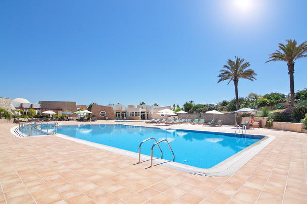 schöner Pool und Hotel für einen Urlaub. Portugal Algarve. q - Foto, Bild