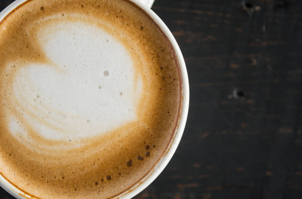 Flatlay Половина сердца Форма Froth Молоко Латте искусства в Белый кофе Кубок 3 - Фото, изображение