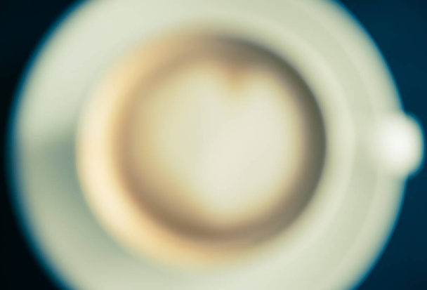 Estilo desfocado vintage coração forma espuma leite arte latte no copo de café branco para design
 - Foto, Imagem