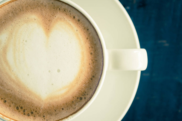 Vintage Flatlay medio corazón forma espuma leche Latte arte en taza de café blanco 2
 - Foto, Imagen