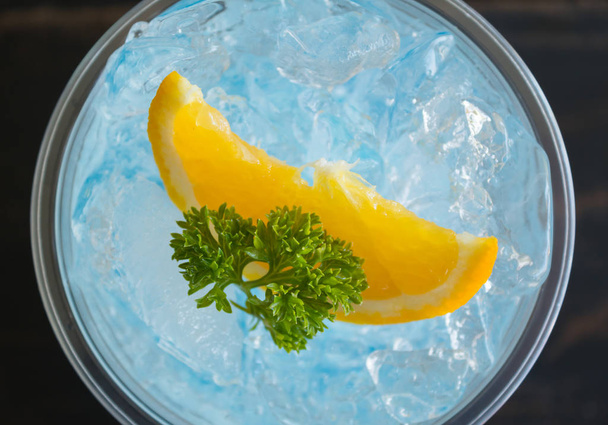 Blue Італійська сода холодний напій і лимон фрукти і петрушка Flatlay центр крупним планом - Фото, зображення