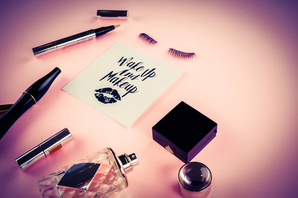 make-up tools op een roze achtergrond - Foto, afbeelding