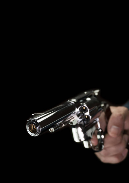 RVS pistool of shooter in hand boek cover stijl - Foto, afbeelding