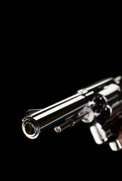 Rozsdamentes Gun vagy shooter a fekete háttér könyvborító stílus - Fotó, kép