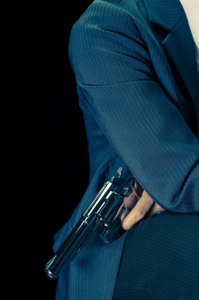 Vintage man houden RVS pistool of shooter in de hand schieten onder portret weergave - Foto, afbeelding