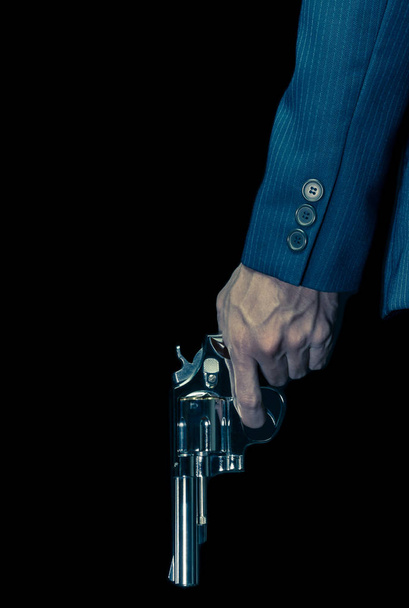 Винтажный человек держать нержавеющую пушку или стрелок в левой руке в стиле обложки книги
 - Фото, изображение