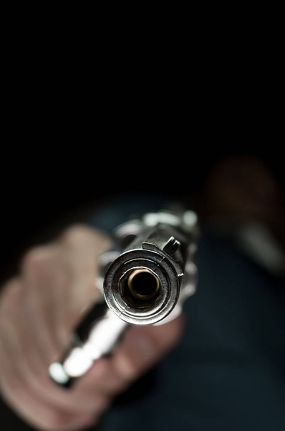 Pistola de aço inoxidável ou atirador na mão livro capa estilo inferior centro
 - Foto, Imagem