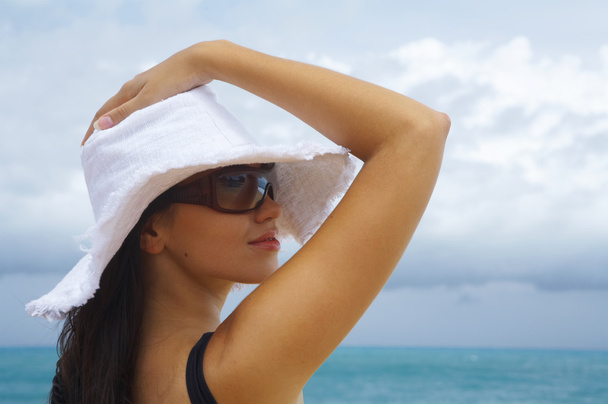 Ritratto di giovane bella donna in cappello di paglia e occhiali da sole
 - Foto, immagini