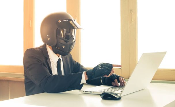 Vintage AI kunstmatige intelligentie zakenman concept commando of bestellen laptop dragen handschoen - Foto, afbeelding