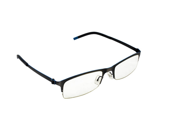 Vecchi occhiali o occhiali isolati su sfondo bianco. (Focus selettivo
) - Foto, immagini