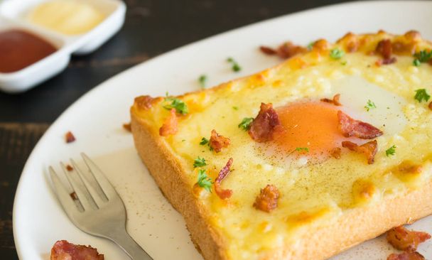 Eigelb Speck Schinken Käsebrot Toast und Koriander zum Frühstück - Foto, Bild