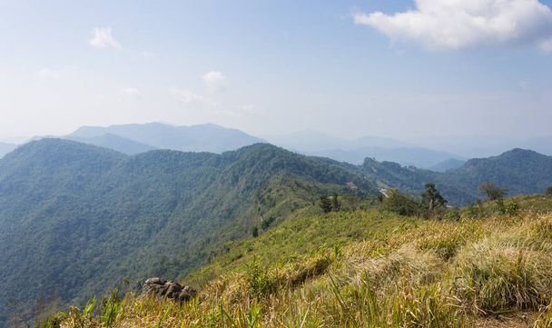Lesní park Phu Chi FA s travnatou zelení Mountain obloha a C - Fotografie, Obrázek