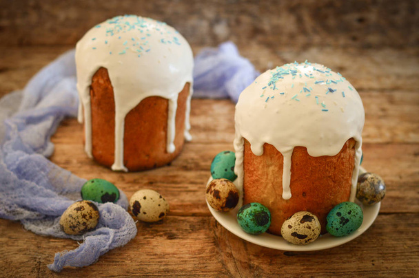 Gâteaux de Pâques et oeufs peints
 - Photo, image