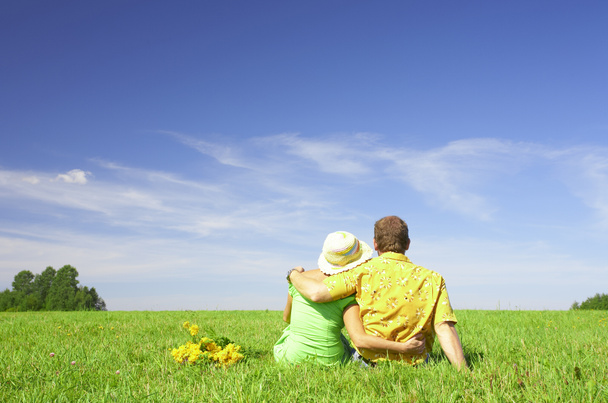 Вид щасливої пари, яка добре проводить час в літньому середовищі
 - Фото, зображення
