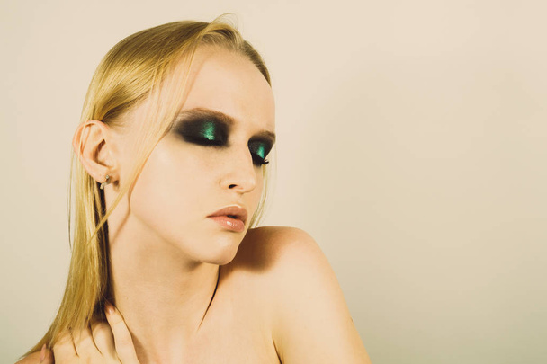 Makeup with green shadows - 写真・画像