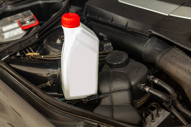 Peça de reposição para motor de carro um litro garrafa ou lata de lubrificante i
 - Foto, Imagem