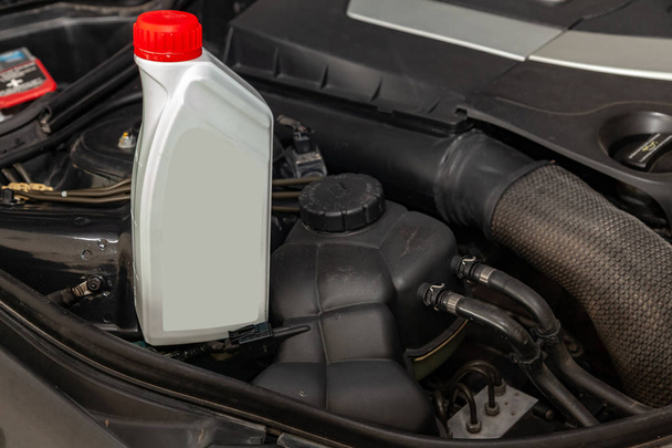 Pièce détachée pour moteur de voiture un litre bouteille ou boîte de lubrifiant i
 - Photo, image